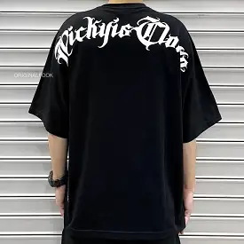 Rickyisclown [RIC] Cursive Gothic Drop Shoulder Tee Black [R7230213E-K8]